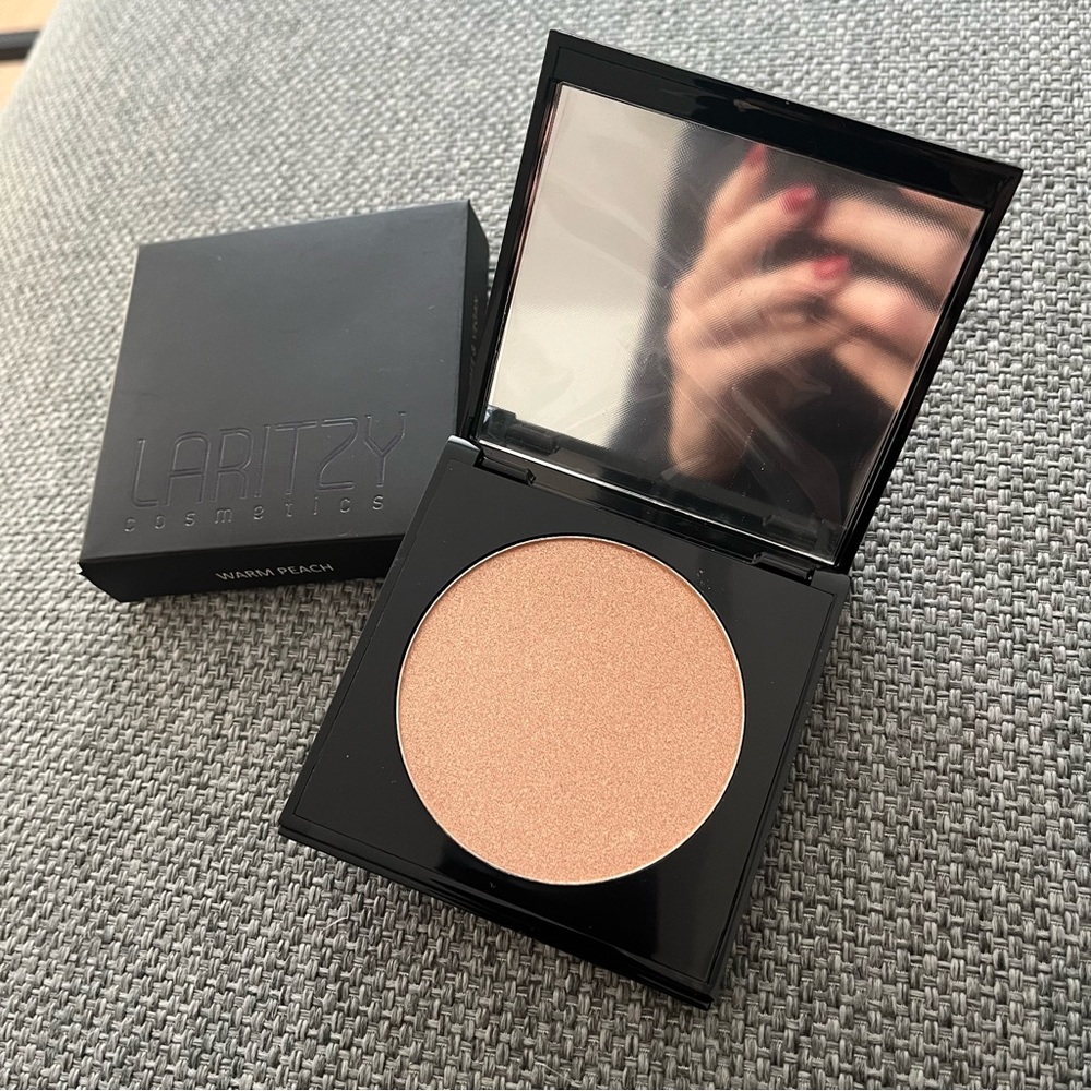 BRAND NEW Laritzy Cosmetics luxe powder highlighter full size